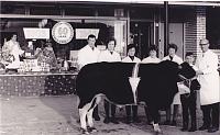 kw plein rechts slager v Tilburg koe woog 502 kg in 1965.jpg