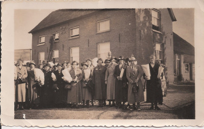 7231gPlaats onbekend - vrouwengroep met een Wigmans voor groot pand op bezoek bij bloemisterij 'Kweeklust' 1935 (bron fam Assink).jpg