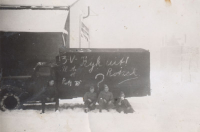 7943g-5. Pa Dammers Oorlog kijk uit rotzak.jpg