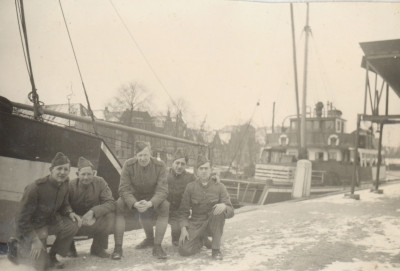 7945g-3. Pa Dammers bij een binnenhaventje.jpg