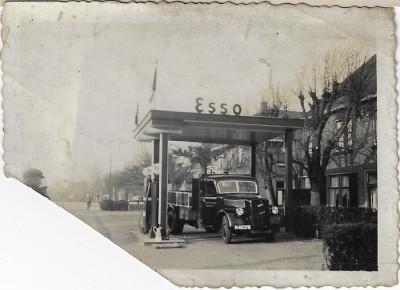 8437gFoto vrachtwagen bij Esso benzinepomp (waar) (bron HVS).jpg
