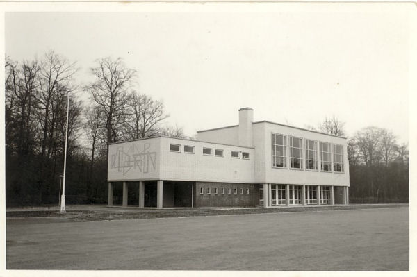 gebouw met gevelversiering.jpg