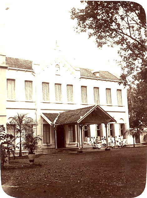 0045 tehuis met gekleurde kindertjes.jpg