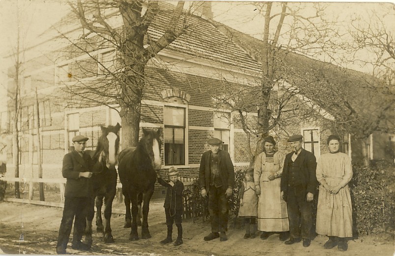 0047 boerderij 7 mensen 2 paarden.jpg