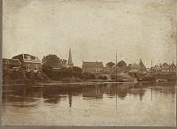 dorp aan rivier.jpg